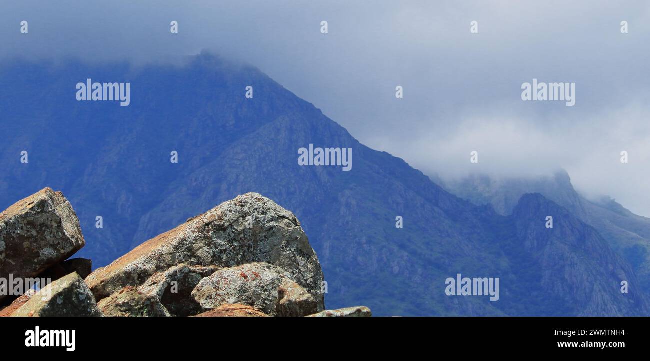 vue panoramique sur les montagnes de nilgiri et les nuages de mousson sur les collines près de ooty dans le tamilnadu, les vents de mousson du sud-ouest apportent des précipitations en inde Banque D'Images