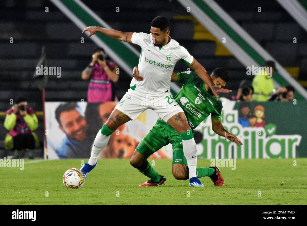 Bogota, Colombie. 25 février 2024. Atletico Nacional Eric Ramirez combat le ballon lors du match BetPlay Dimayor Leagua entre Equidad (2) et Nacional (0) à Bogota, au stade El Campin en Colombie, le 25 février 2024. Photo par : Cristian Bayona/long Visual Press crédit : long Visual Press/Alamy Live News Banque D'Images