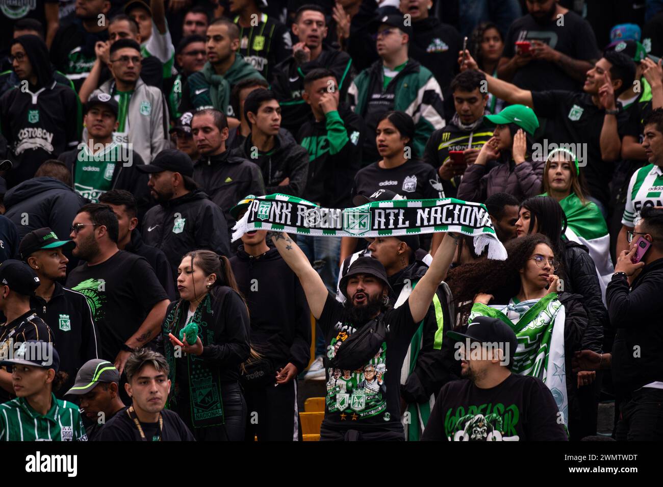 Bogota, Colombie. 25 février 2024. Les fans de Nacional tiennent des foulards avec des messages lors du match BetPlay Dimayor Leagua entre Equidad (2) et Nacional (0) à Bogota, au stade El Campin en Colombie, le 25 février 2024. Photo par : Sebastian Barros/long Visual Press crédit : long Visual Press/Alamy Live News Banque D'Images