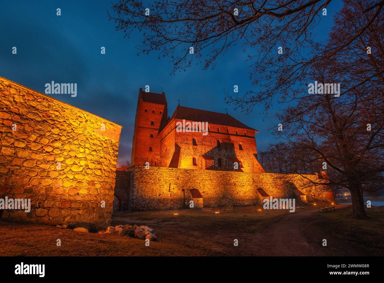 Ancien château de Trakai au milieu du lac. Château de Trakai Island monument historique, Lituanie. Banque D'Images