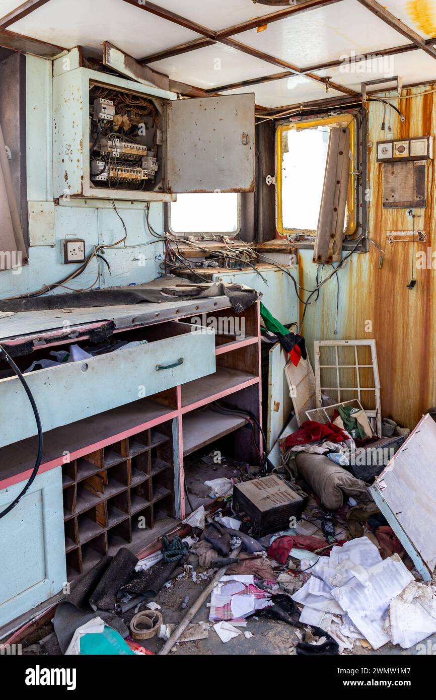 Timonerie d'une épave de navire de charge démoli après une catastrophe maritime, vue intérieure du bureau avec des dispositifs de communication et de l'équipement, Al Hamriyah Beach, eau Banque D'Images