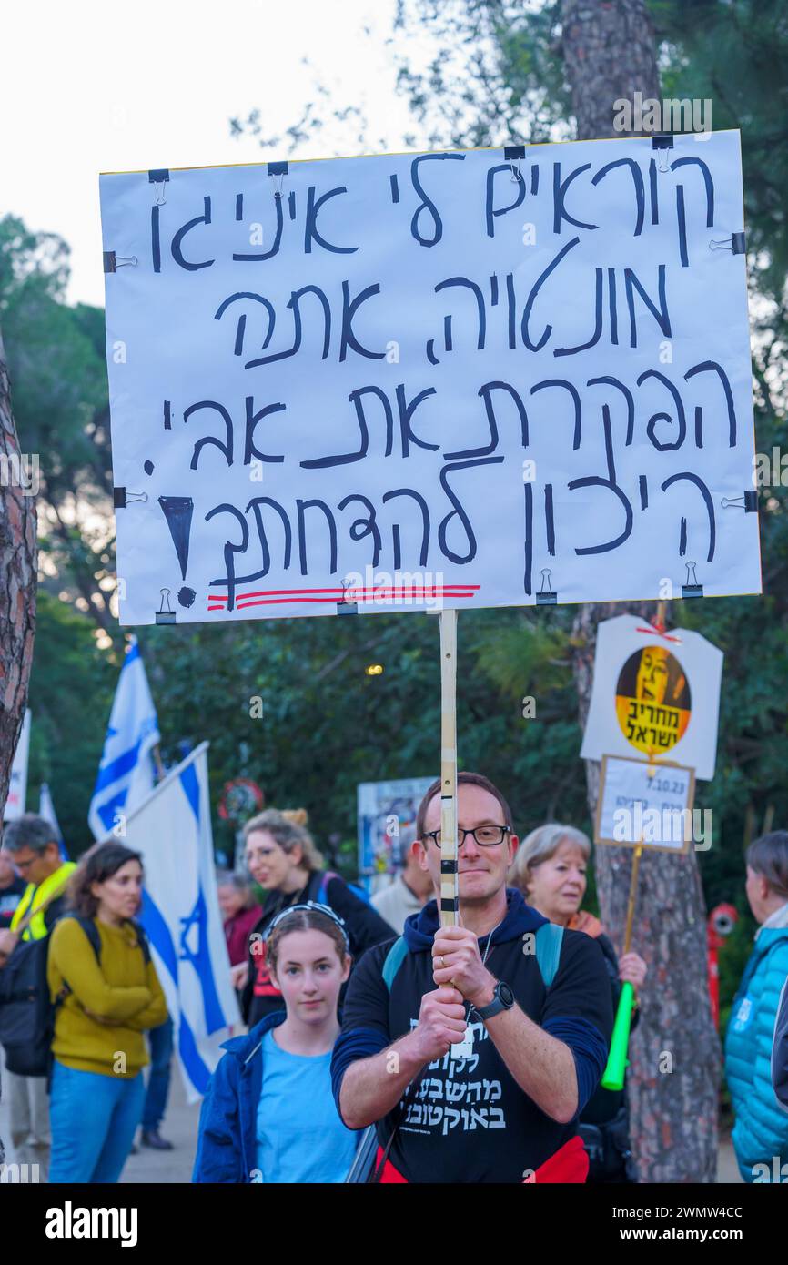 Haïfa, Israël - 24 février 2024 : des personnes portant divers signes et drapeaux protestent contre le gouvernement, appelant à prendre la responsabilité de la guerre Banque D'Images