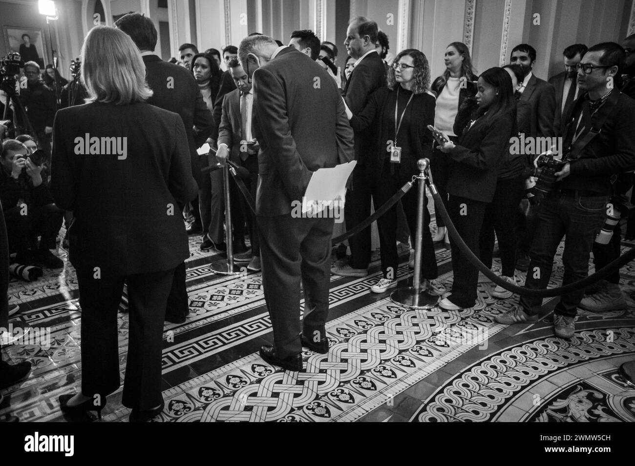 Washington, États-Unis. 28 décembre 2023. Le chef de la majorité au Sénat des États-Unis, Chuck Schumer (démocrate de New York), attend de répondre aux questions des journalistes lors d'une conférence de presse à la suite du déjeuner politique démocrate du Sénat dans le couloir Ohio Clock au Capitole des États-Unis à Washington, DC, USA, mardi 27 février, 2024. photo de Rod Lamkey/CNP/ABACAPRESS.COM crédit : Abaca Press/Alamy Live News Banque D'Images