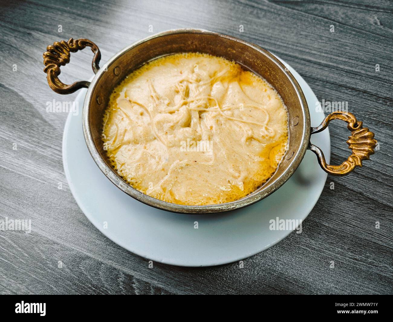 Repas turc traditionnel appelé Mihlama ou Kuymak servi dans une poêle chaude. Nourriture populaire de la région de la mer Noire en Turquie. Ses principaux ingrédients sont le maïs Banque D'Images