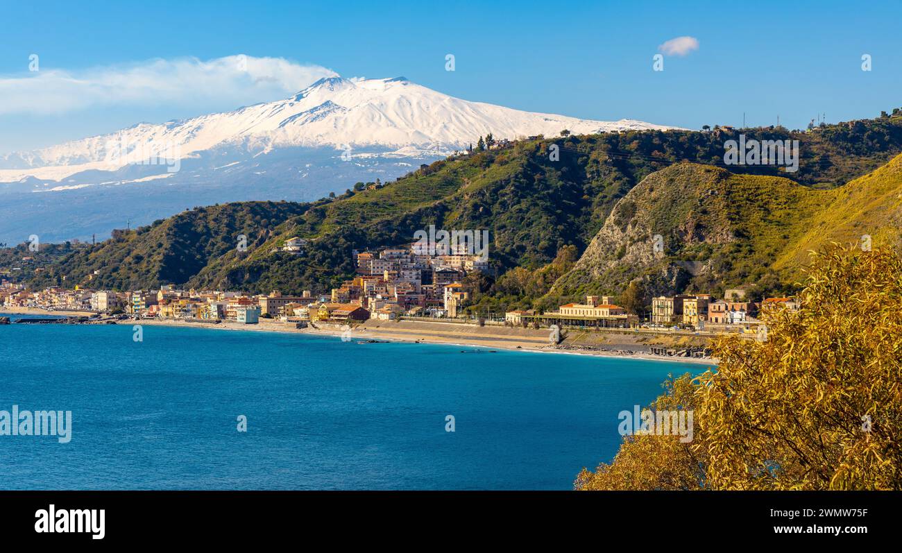 Taormine, Sicile, Italie - 15 février 2023 : vue panoramique sur la rive de Taormine à la mer Ionienne avec Giardini Naxos et Villagonia villes et l'Etna Banque D'Images