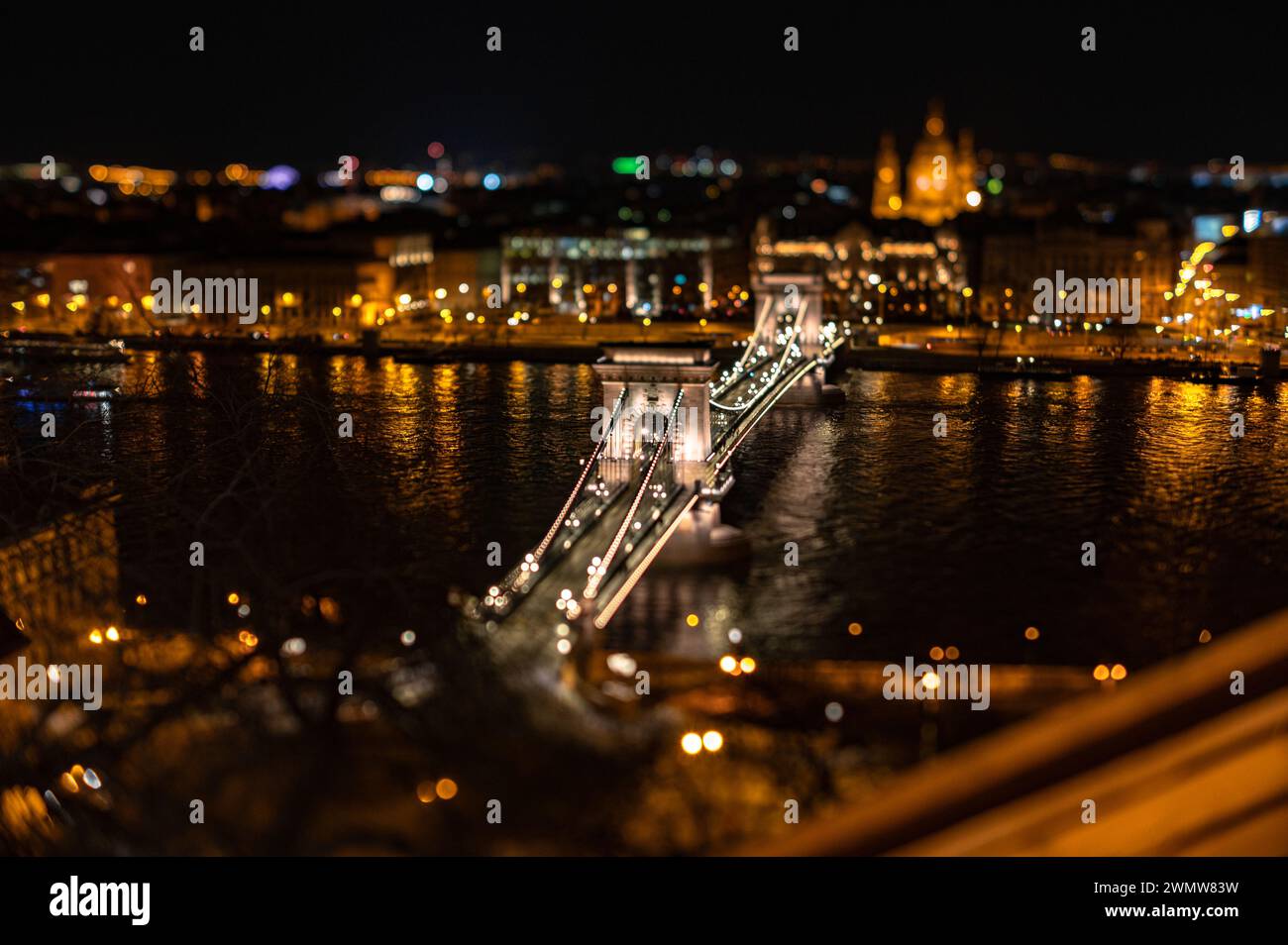 Pont à chaînes illuminé de nuit photographié avec un objectif à décentrement incliné à Budapest en Hongrie Banque D'Images