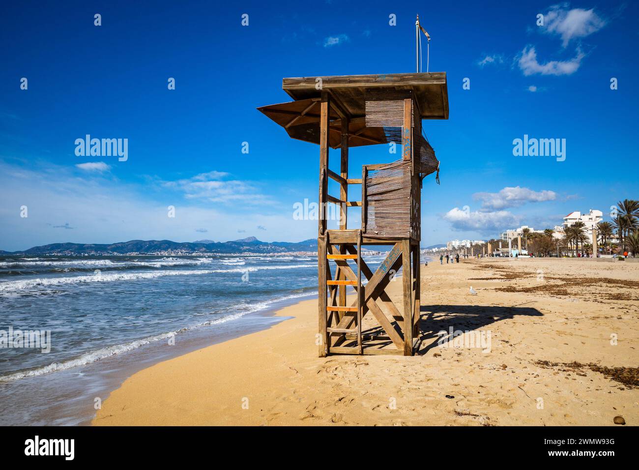 Une cabane de sauveteur de plage en bois sur la rive sablonneuse. Banque D'Images
