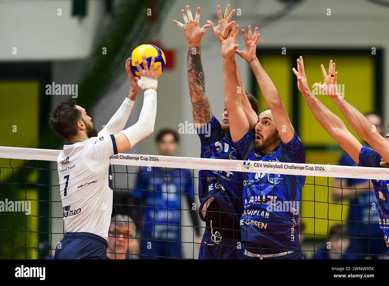 Monza, Italie. 27 février 2024. Attaque de Kevin Tillie (Projekt Warszawa) lors de la finale - Vero volley Monza vs Projekt Warszawa, match de la Coupe du défi de volleyball masculin à Monza, Italie, février 27 2024 crédit : Agence photo indépendante/Alamy Live News Banque D'Images