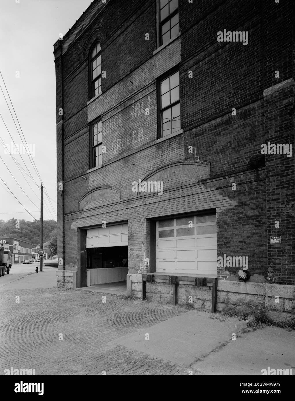 Détail du côté sud-est. Vue au nord-ouest - garage - bâtiments commerciaux et industriels, M. M. Walker Company, entrepôt, 40 main Street, Dubuque, Dubuque County, Iowa Banque D'Images