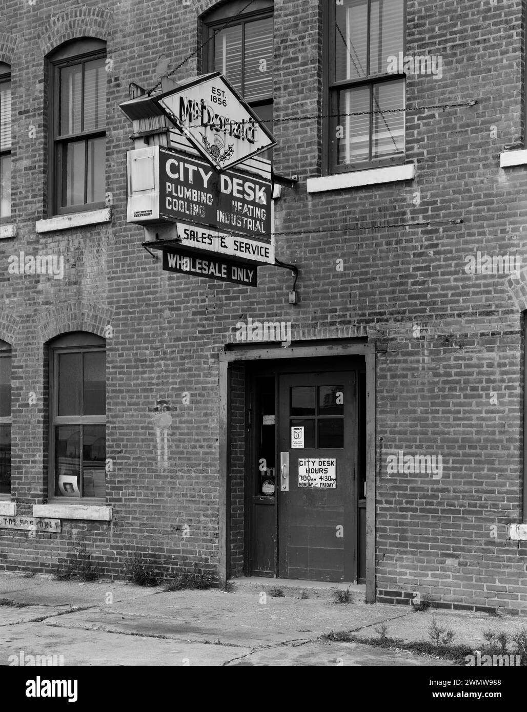 Détail de la façade est de l'usine, montrant l'entrée principale. Vue sur le sud-ouest - bâtiments commerciaux et industriels, James Beach & sons Company Factory & Warehouse, 57 South Locust Street, Dubuque Banque D'Images