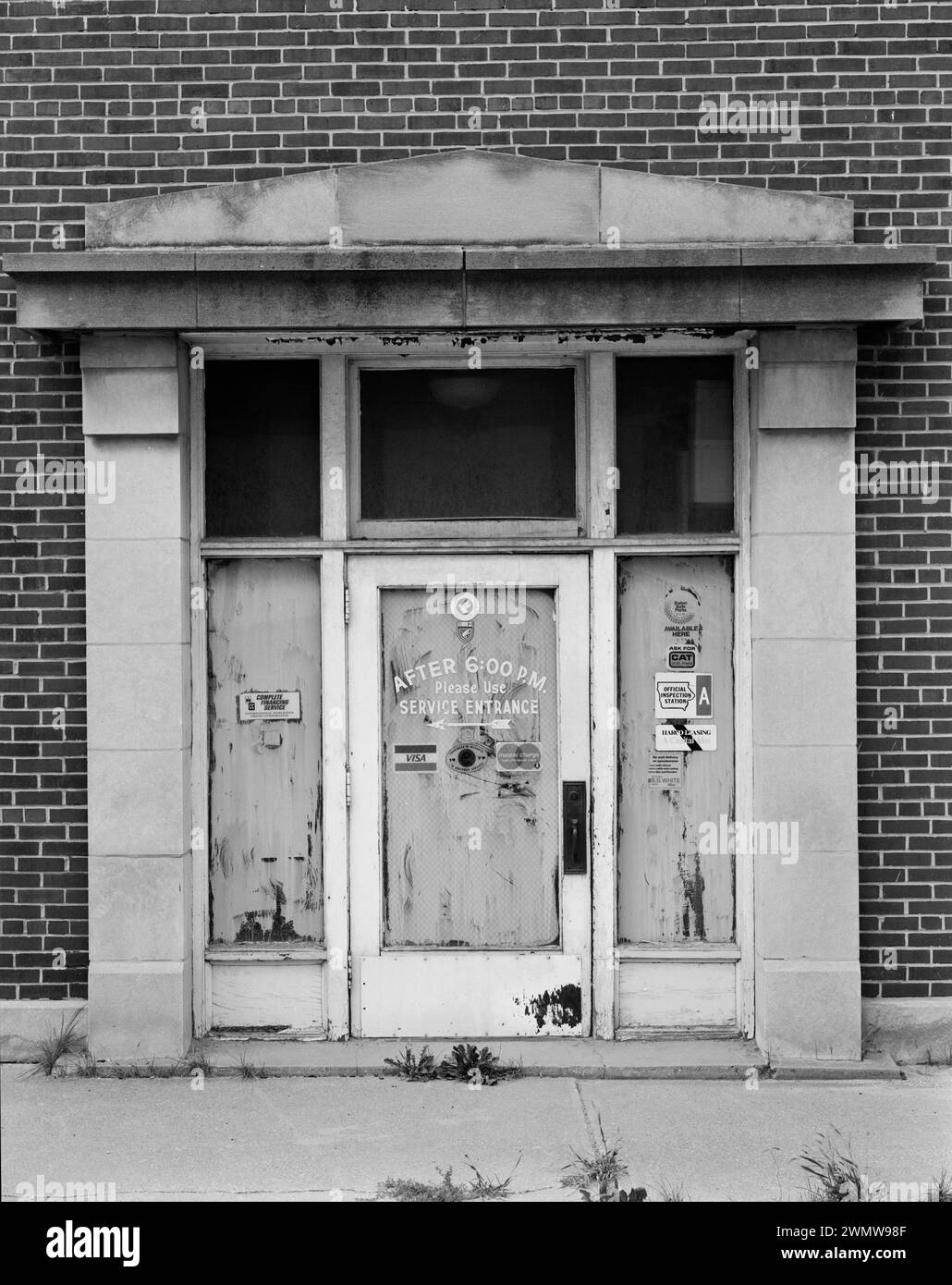 Détail de l'entrée principale sur le front ouest. Vue à l'est - bâtiments commerciaux et industriels, salle d'exposition de camions et garage international Harvester Company, 8 South main Street, Dubuque Banque D'Images