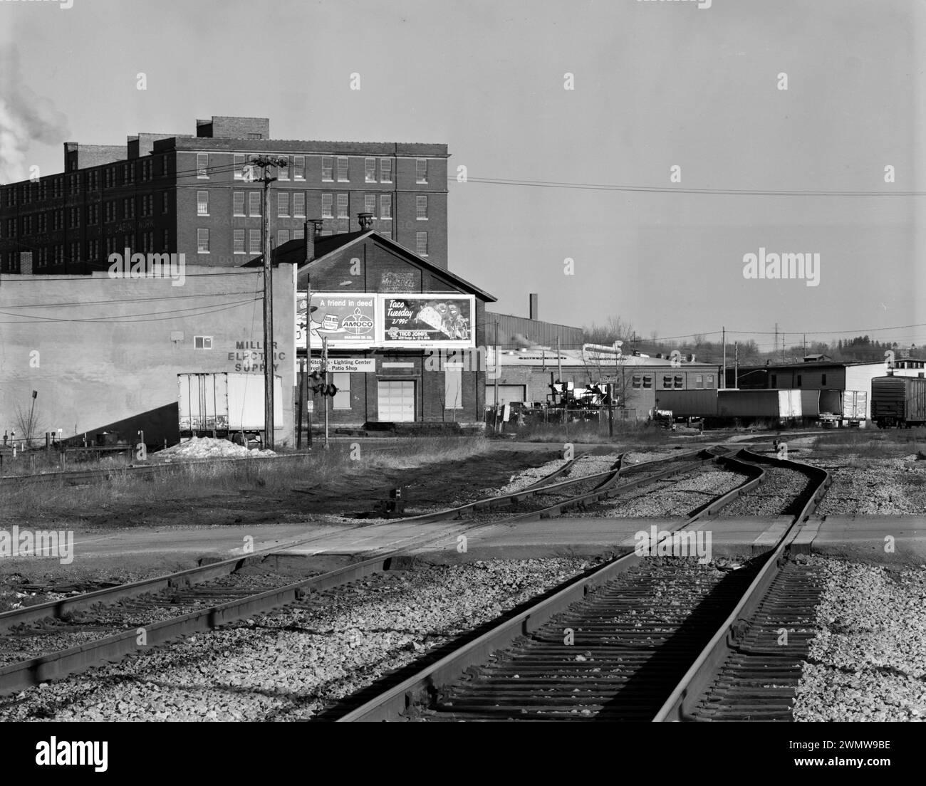 Illinois central Railroad Tracks, avec Chicago, Milwaukee et St Paul Freight Depot - Dubuque commercial & Industrial Buildings Banque D'Images