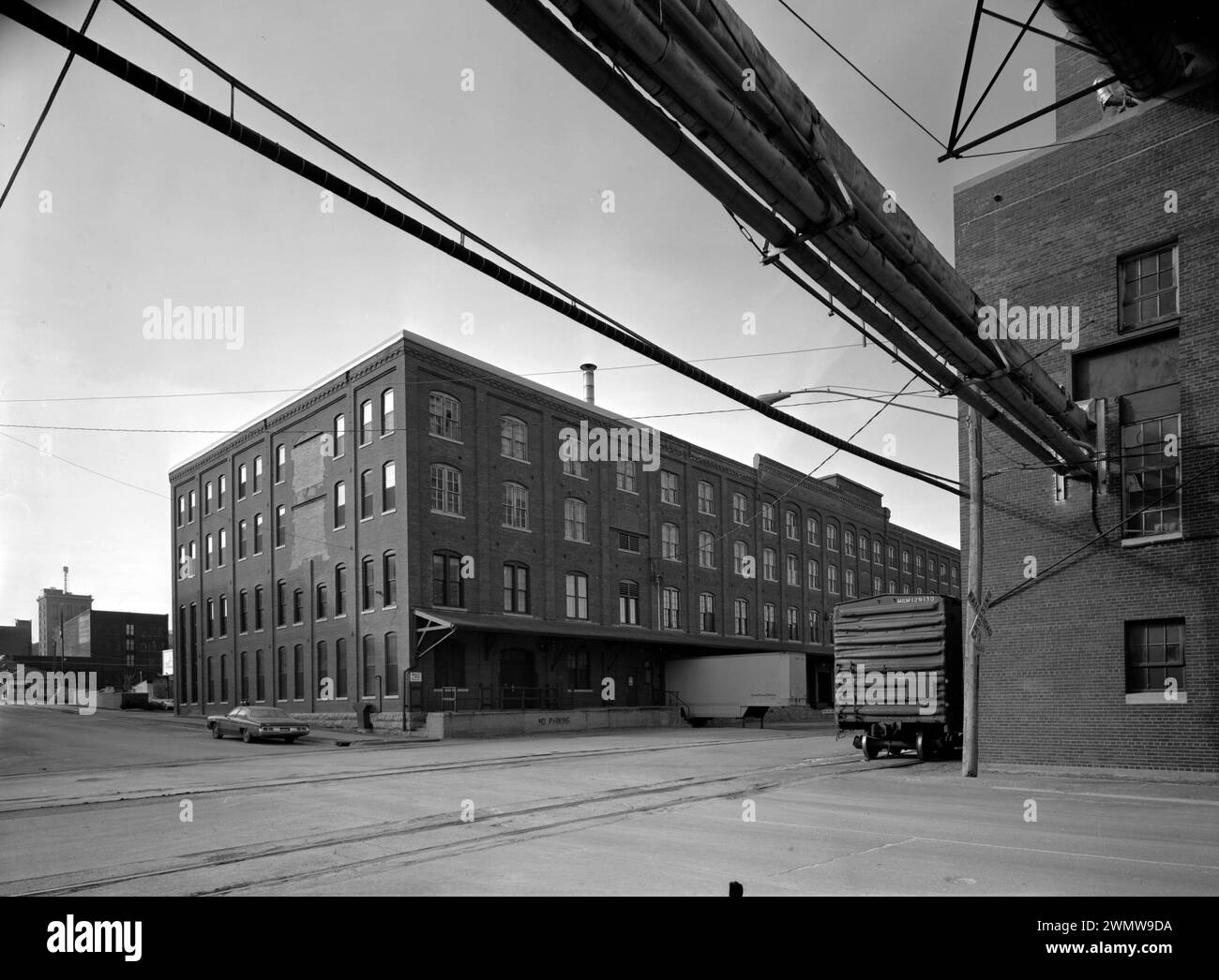 Vue d'ensemble de la 8e rue, avec Farley and Loetscher Manufacturing Company pont utilitaire entre Powerhouse et Factory au premier plan. Vue à l'est - bâtiments commerciaux et industriels de Dubuque Banque D'Images
