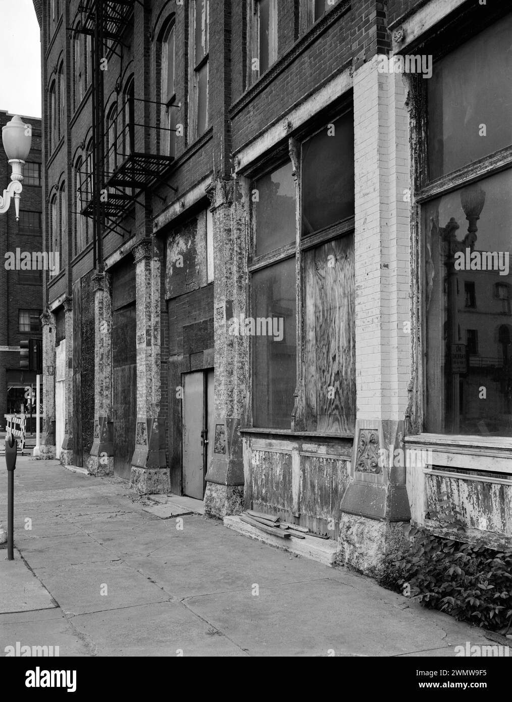 Détail au niveau de la rue du front sud-ouest, montrant les vitrines et les colonnes de briques. Vue au nord - bâtiments commerciaux et industriels, Bishop's Block, 90 main Street, Dubuque, Dubuque County, Iowa Banque D'Images