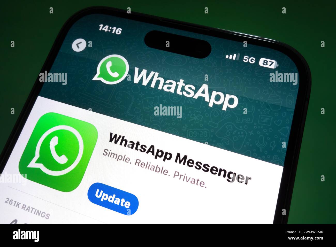 Nanning, Chine - 26 février 2024. Application WhatsApp Messenger sur un smartphone. WhatsApp est un service mobile de messagerie instantanée et de médias sociaux. Banque D'Images
