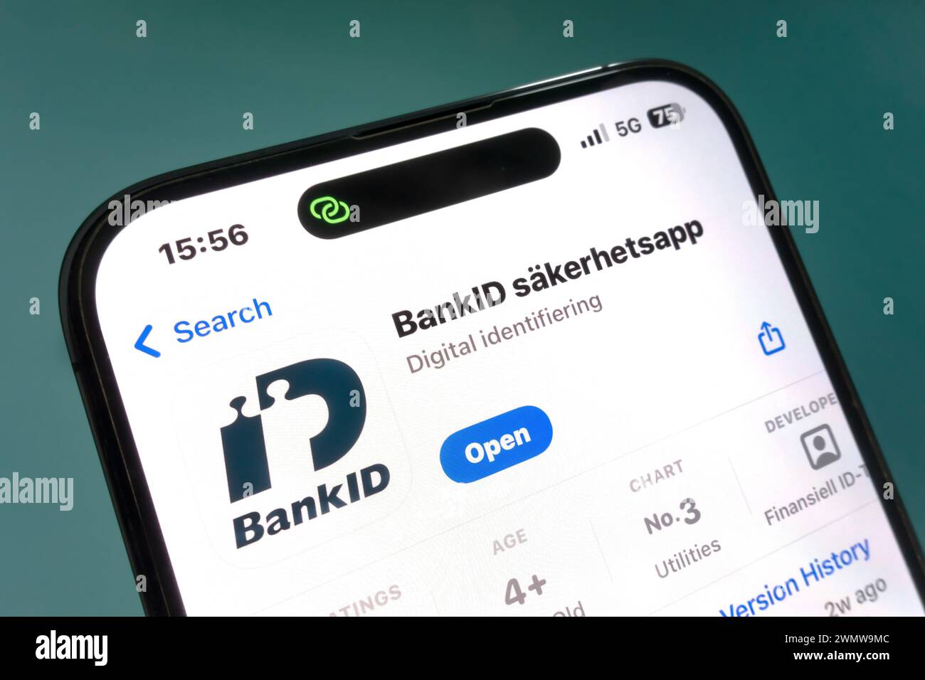 Ostersund, Suède - 26 février 2024 : identification bancaire suédoise, application Bank-ID sur smartphone. Bank-ID est le plus grand système d'identification électronique Banque D'Images