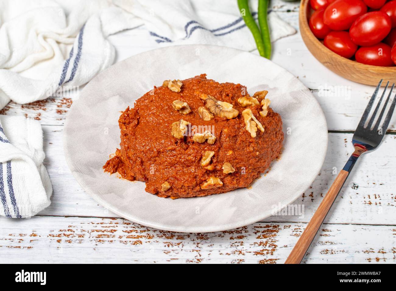 Apéritif Muhammara. Saveurs asiatiques traditionnelles. Snack préparé pour le petit déjeuner. Muhammara sur fond de bois blanc Banque D'Images