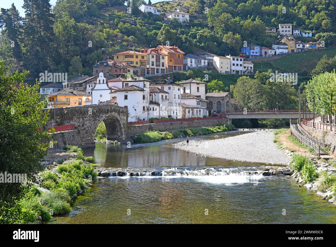 Cangas del Narcea, rivière et ponts. Asturies, Espagne. Banque D'Images