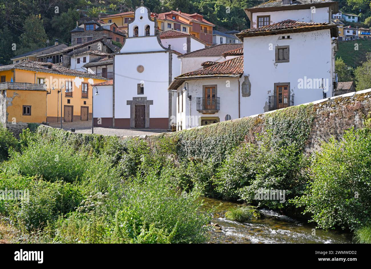 Cangas del Narcea, rivière, maisons et chapelle. Asturies, Espagne. Banque D'Images