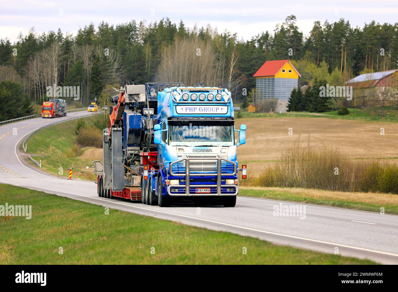 Scania 164c camion semi-remorque PHP Group Oy transporte des équipements de concassage comme charge surdimensionnée, un autre transport surdimensionné suit. Salo, Finlande. 13 mai 2022 Banque D'Images