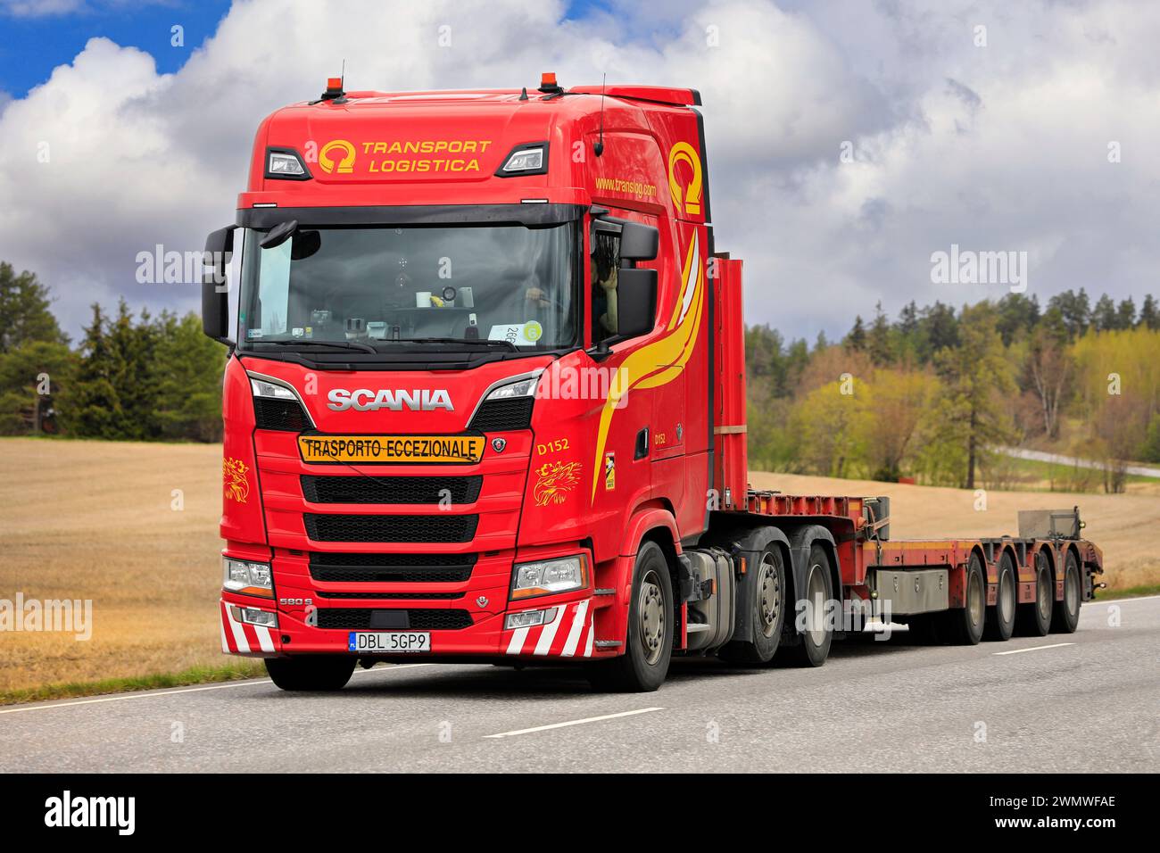 Magnifique semi-remorque camion SCANIA 580S rouge transport Logistica pour un transport de charge exceptionnel sur l'autoroute 52. Salo, Finlande. 12 mai 2022. Banque D'Images