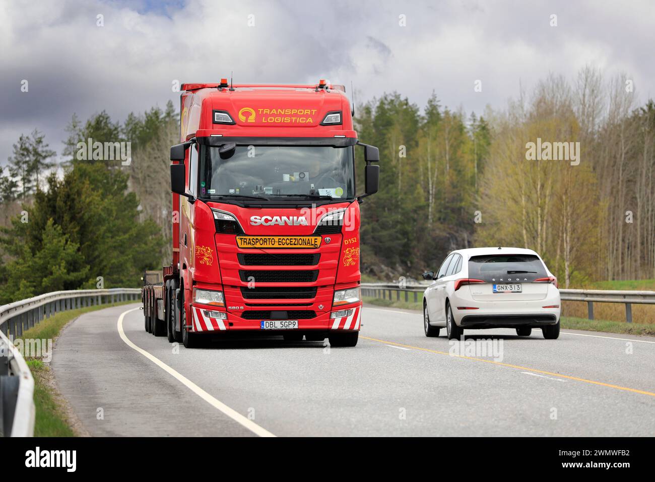 Magnifique semi-remorque camion SCANIA 580S rouge transport Logistica pour un transport de charge exceptionnel sur l'autoroute 52. Salo, Finlande. 12 mai 2022. Banque D'Images