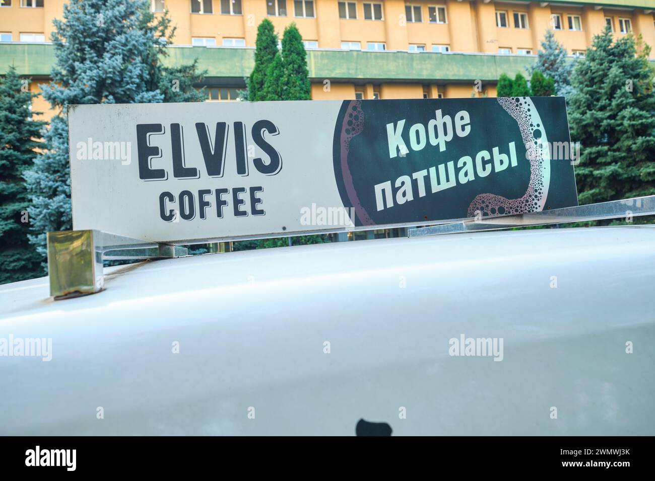 Un détail de l'enseigne sur le toit, logo. Un café portable, café van avec un thème Elvis Presley à Almaty, Kazakhstan. Banque D'Images