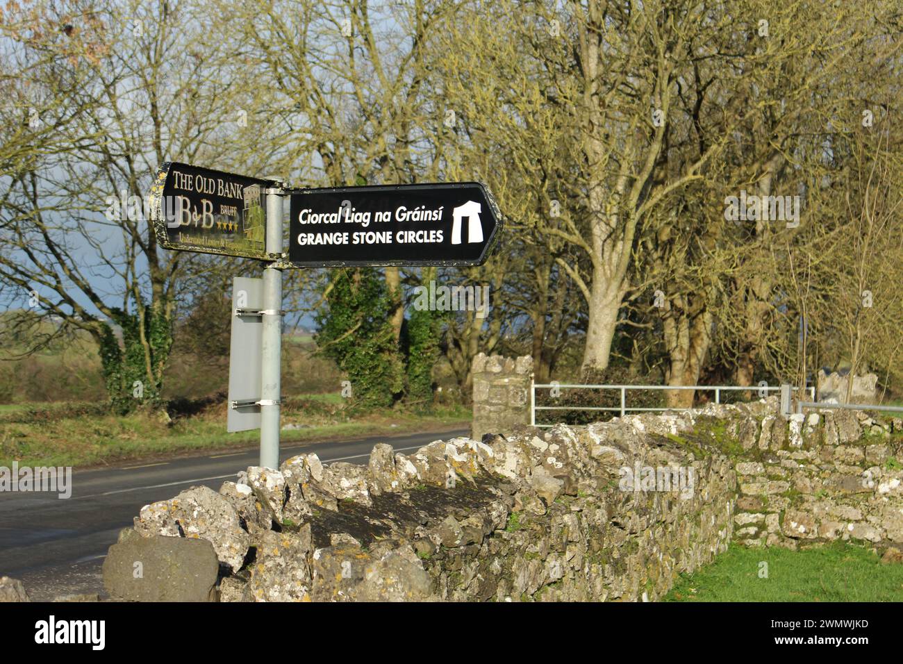 Panneau écrit en gaélique irlandais et anglais pour le Grange Stone Circle Lough Gur en hiver. Le plus grand cercle de pierres celtiques d'Europe dans le comté de Limerick Banque D'Images