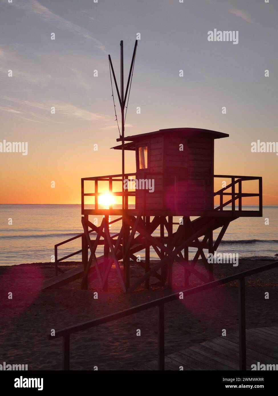 Une tour de sauveteur silhouette au coucher du soleil à Majorque, Espagne Banque D'Images