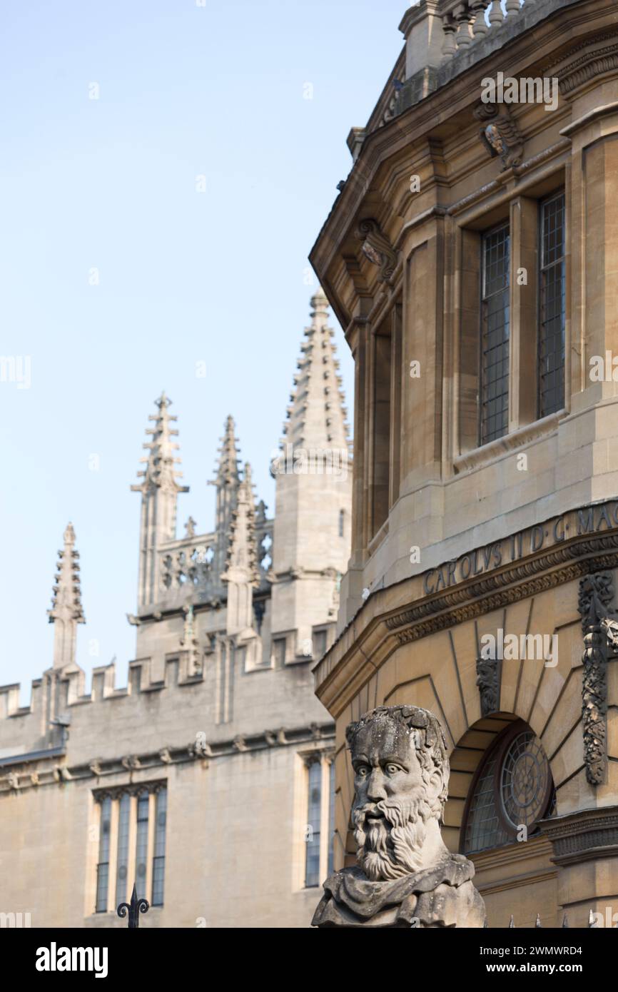 Partie du Wren's Sheldonian Theatre avec une partie de l'ancienne bibliothèque Bodleian en arrière-plan, Oxford, Royaume-Uni. Banque D'Images