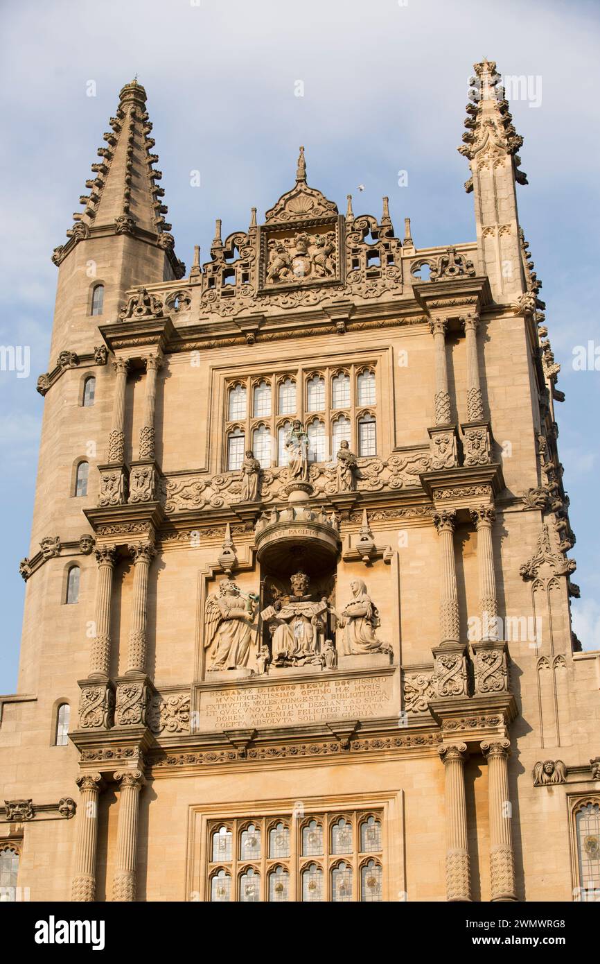 Bodleian Library 'Tour des cinq ordres' à partir de la vieille école en quadrangle université d'Oxford, Oxford, Royaume-Uni. Banque D'Images