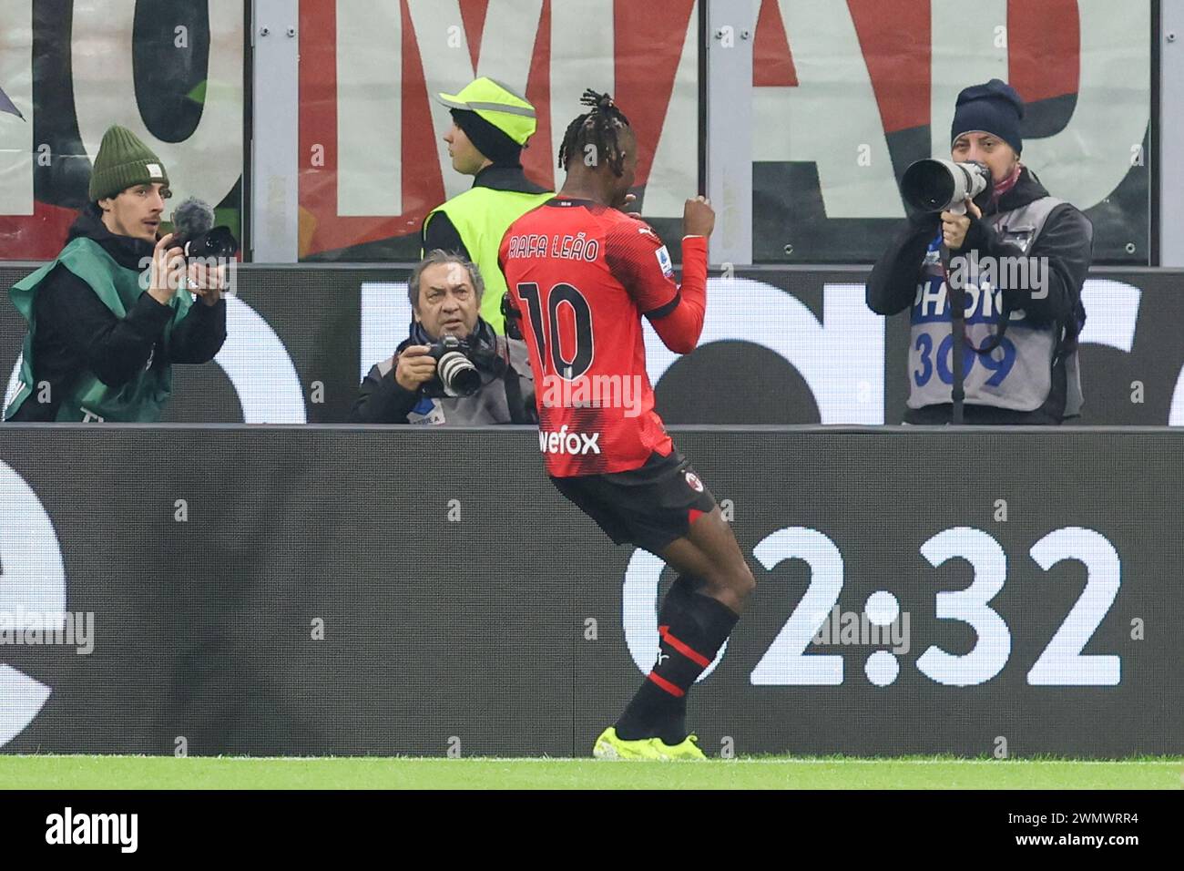 Milano Italie - février 26 2024 - AC Milan vs Atalanta - série A 2023/2024 - rafael leao AC milan célèbre après le but 1-0 Banque D'Images