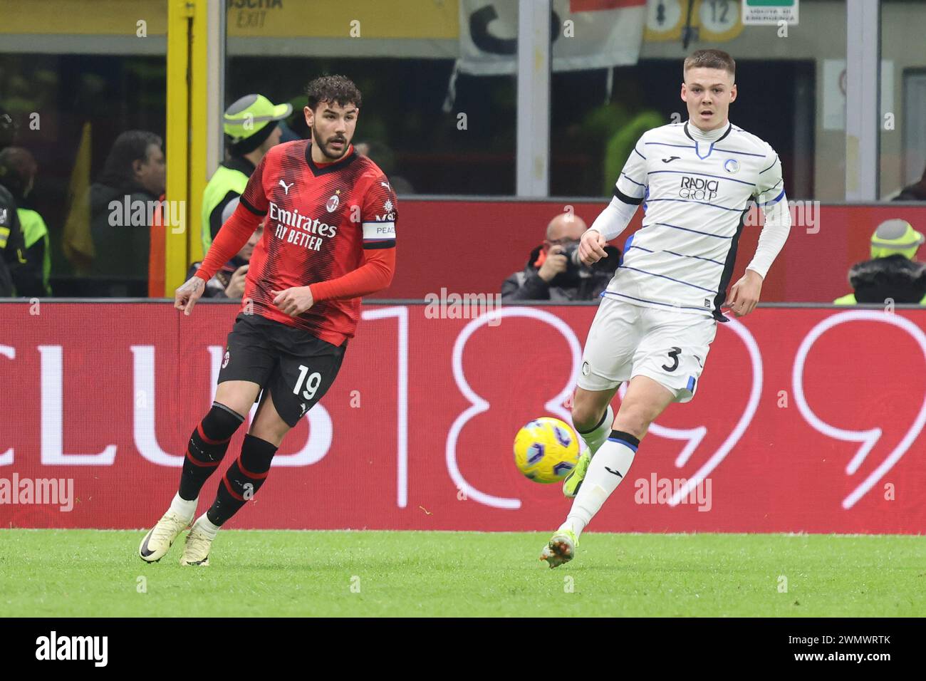 Milan Italie - février 26 2024 - AC Milan vs Atalanta - série A 2023/2024 - Theo Hernandez (19 AC Milan) et HOLM atalanta Banque D'Images