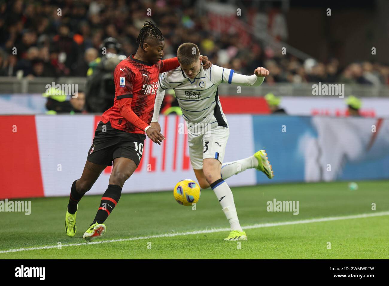 Milan Italie - février 26 2024 - AC Milan vs Atalanta - série A 2023/2024 - rafael leao AC milan et HOLM atalanta Banque D'Images