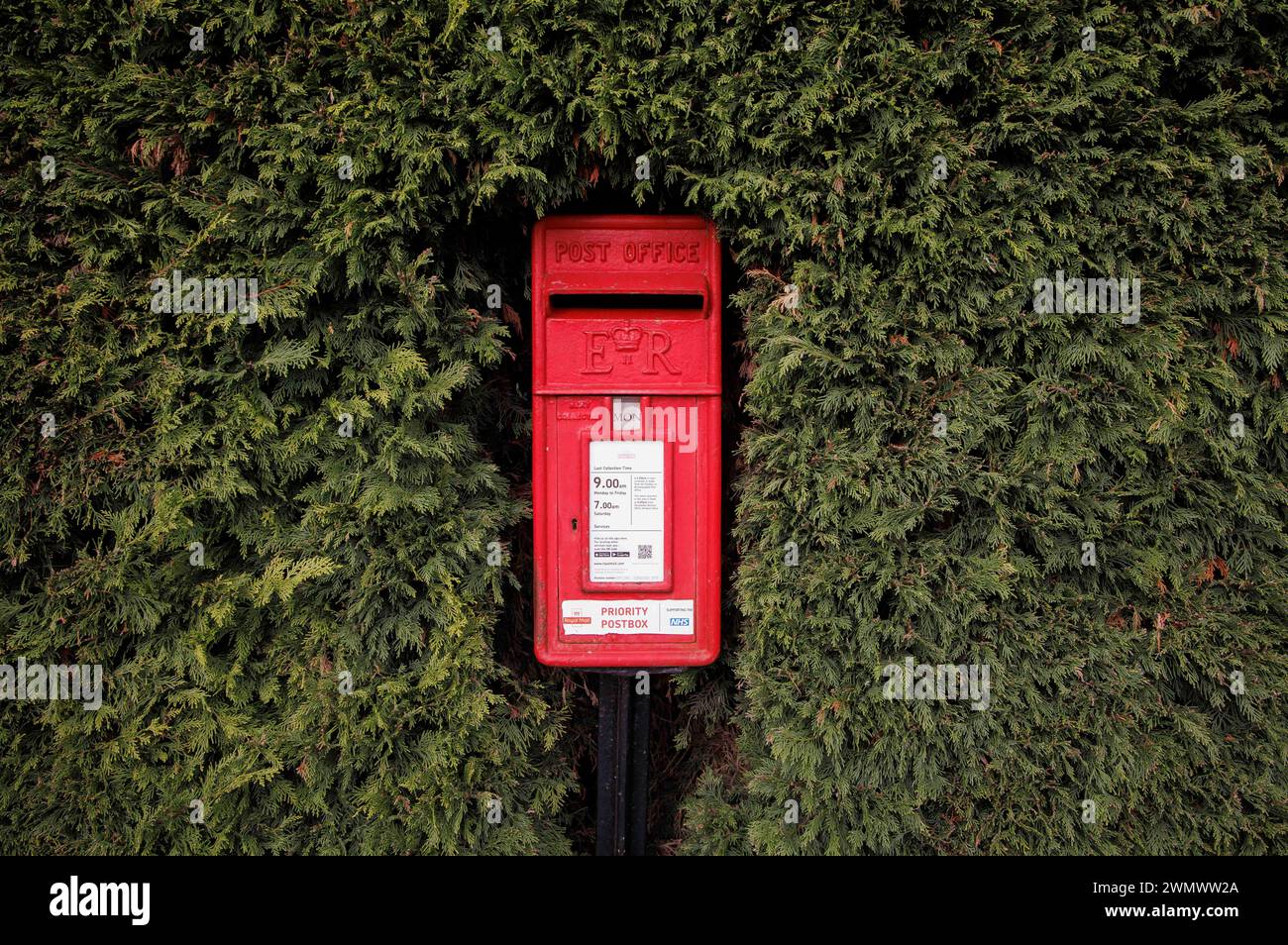 Une boîte aux lettres en Angleterre rurale. La poste a été frappée par le scandale Horizon, de nombreux maîtres de poste ont été envoyés en prison pour un système comptable défectueux. Banque D'Images