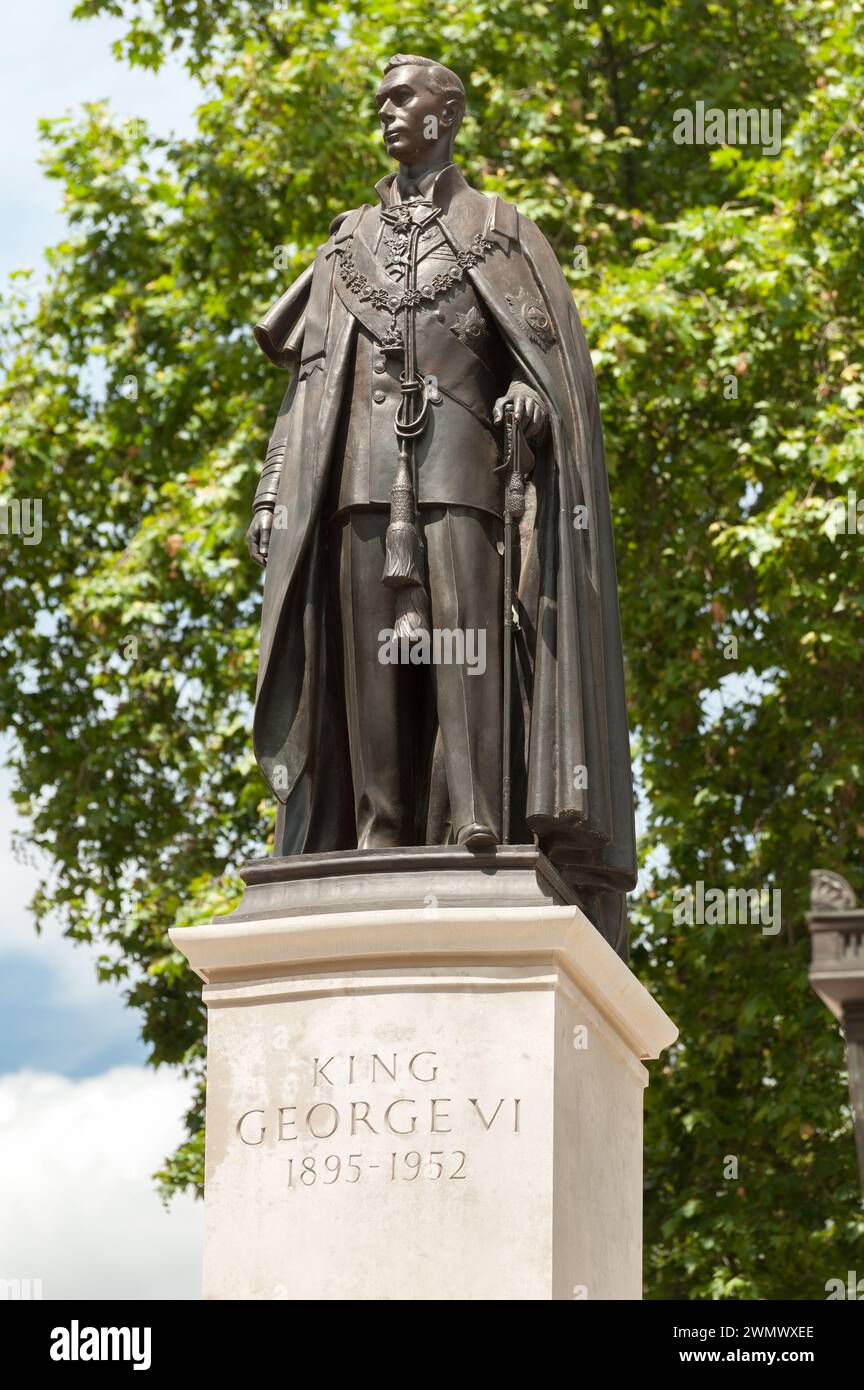 LONDRES, Royaume-Uni - 03 JUILLET 2010 : Statue de bronze du roi George VI - la partie royale du George VI et du mémorial de la reine Elizabeth Banque D'Images
