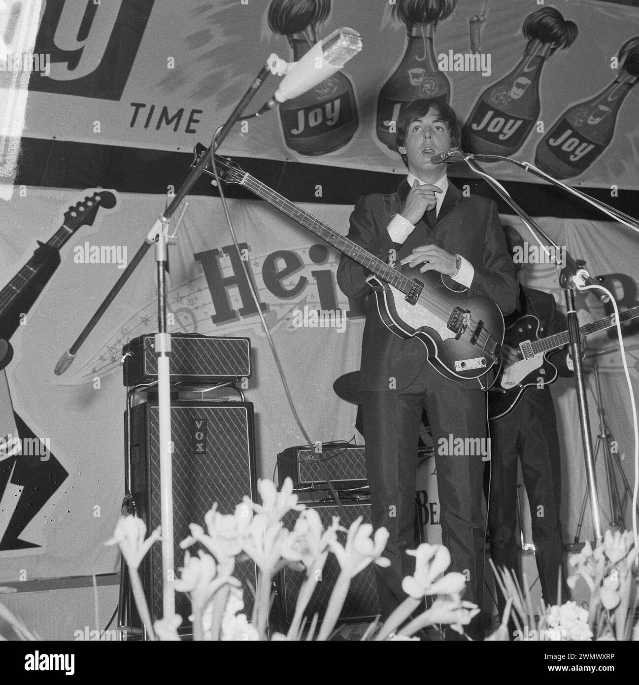 Blokker, pays-Bas. 7 juin 1964. Paul McCartney sur scène lors du concert des Beatles Banque D'Images