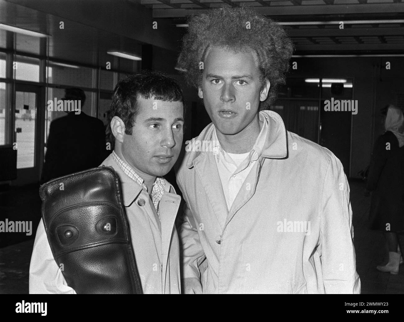 Amsterdam, pays-Bas. 28 juin 1966. Arrivée de Paul Simon (à gauche) et Art Garfunkel à Schiphol Banque D'Images