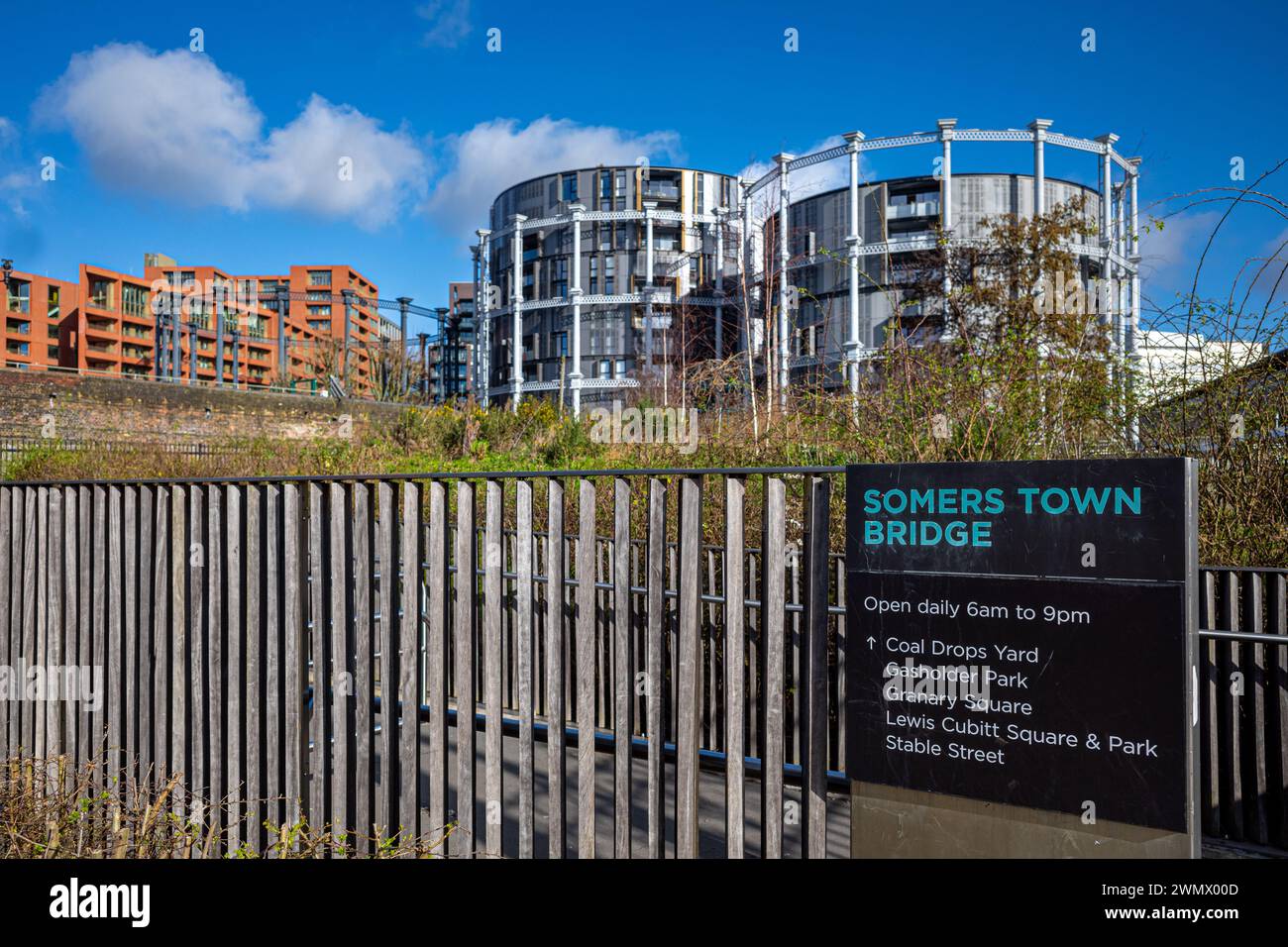 Somers Town Bridge Londres - Somers Town Bridge relie Somers Town à Coal Drops Yard, Granary Square et Gasholder Park près de Kings Cross London. Banque D'Images