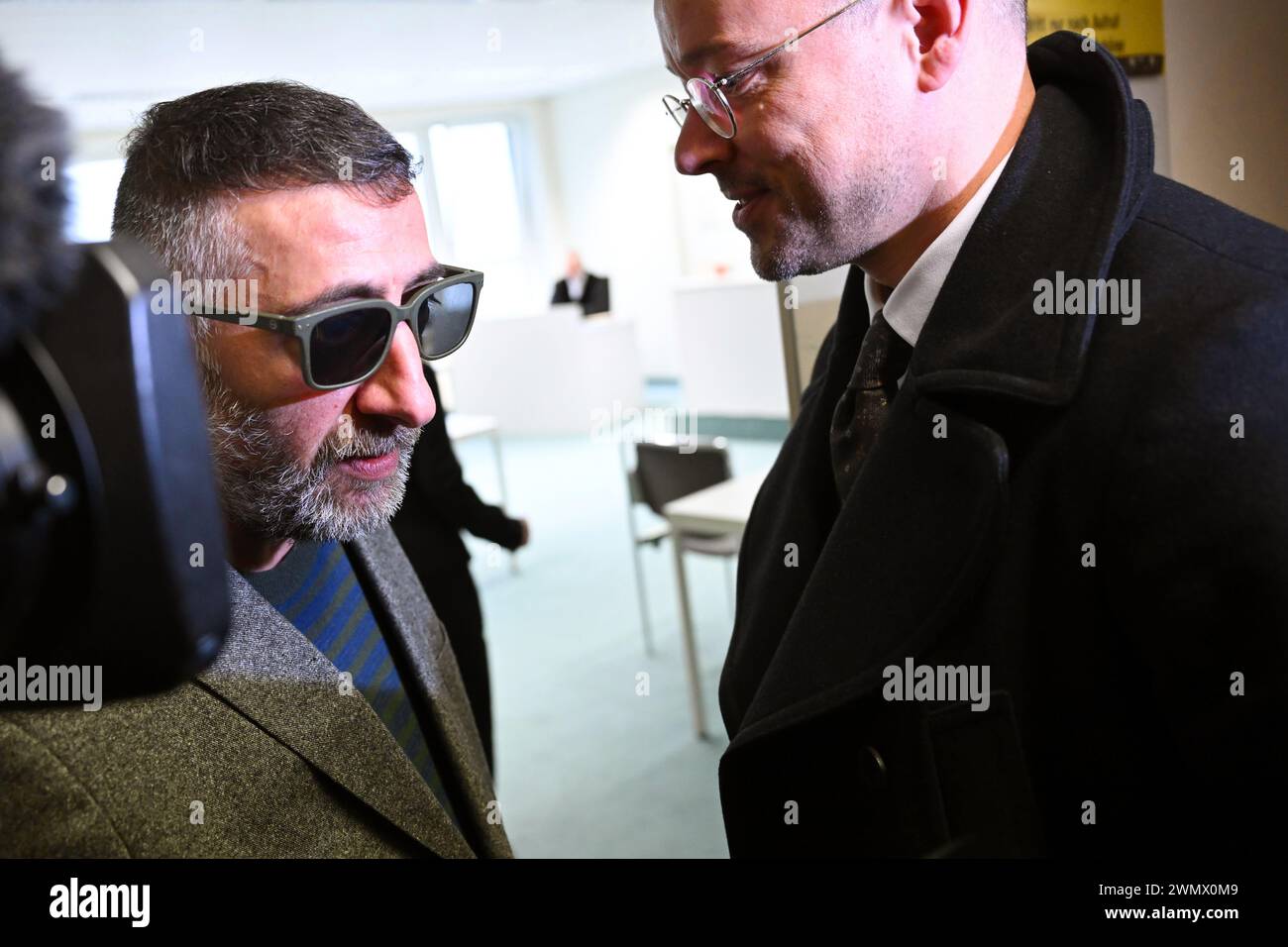 Berlin, Allemagne. 28 février 2024. Kida Khodr Ramadan (g), acteur, arrive dans la salle d'audience pour un procès contre lui avec son avocat Kai Walden au tribunal de district de Tiergarten. L'étoile '4 Blocks' est accusée de plusieurs comptes de conduite sans permis. Crédit : Sebastian Christoph Gollnow/dpa/Alamy Live News Banque D'Images