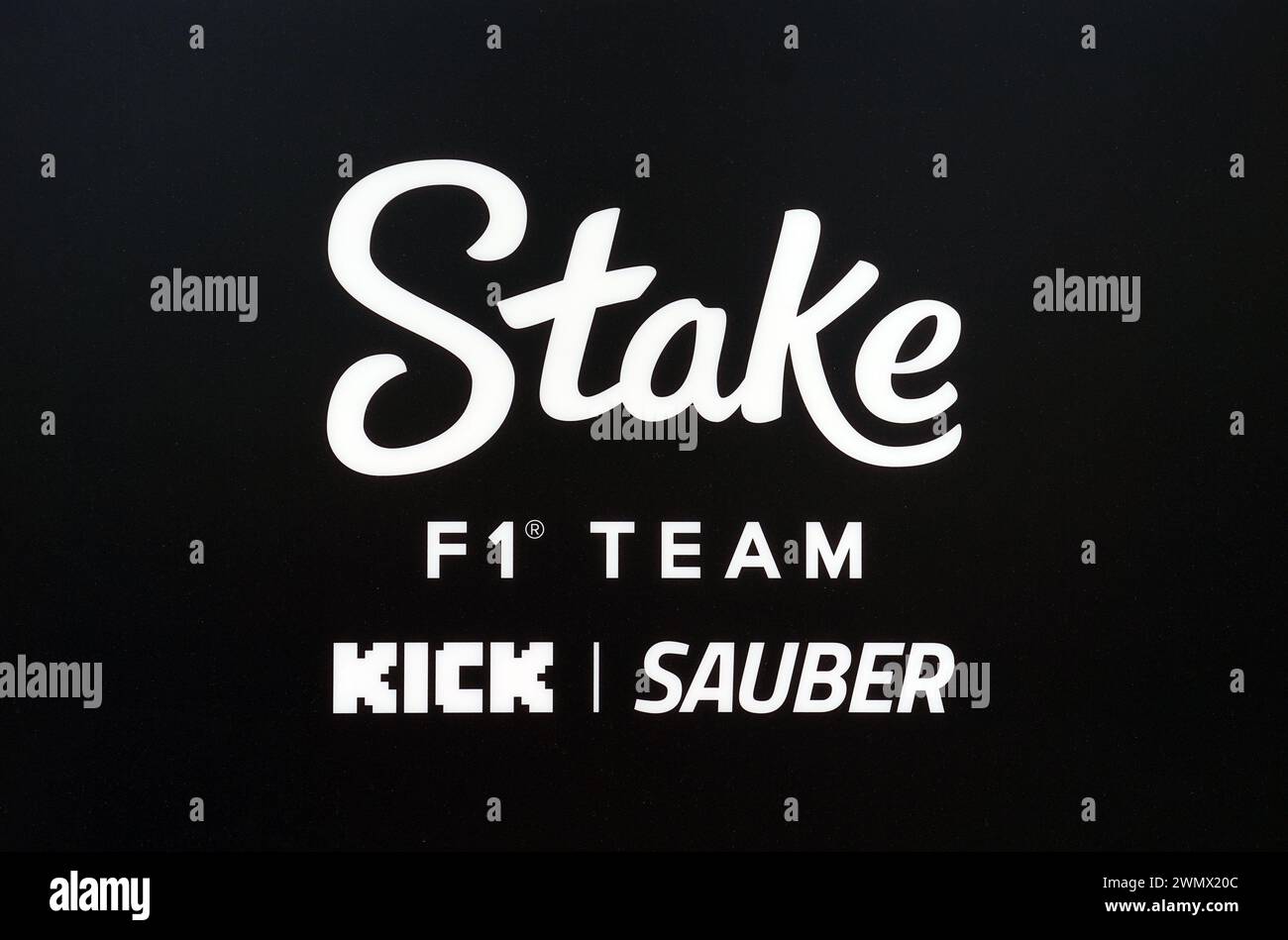 Stake F1 Team Kick Sauber logo sur le circuit international de Bahreïn, Sakhir. Date de la photo : mercredi 28 février 2024. Banque D'Images