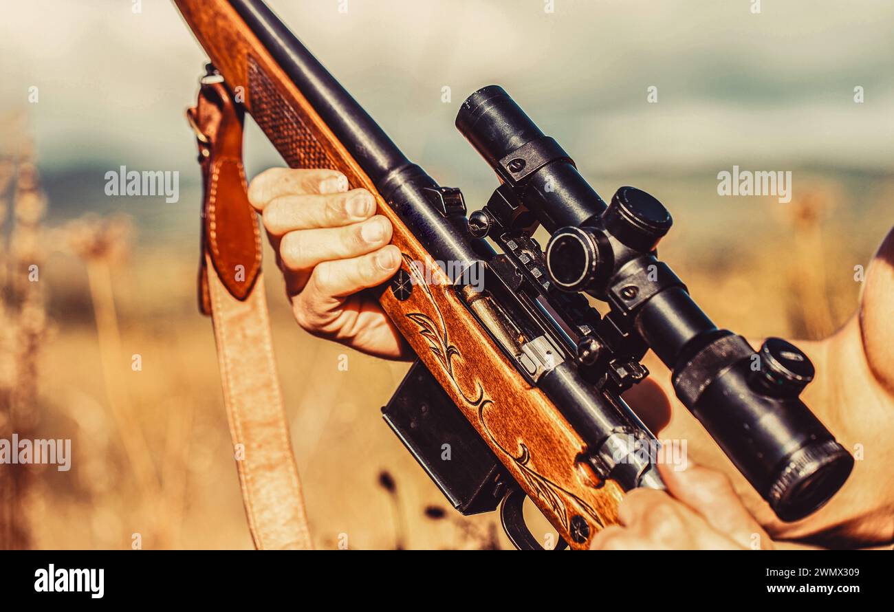 Processus de chasse pendant la saison de chasse. Chasseur mâle prêt à chasser. Gros plan. L'homme charge un fusil de chasse. Mâle avec un fusil, fusil Banque D'Images