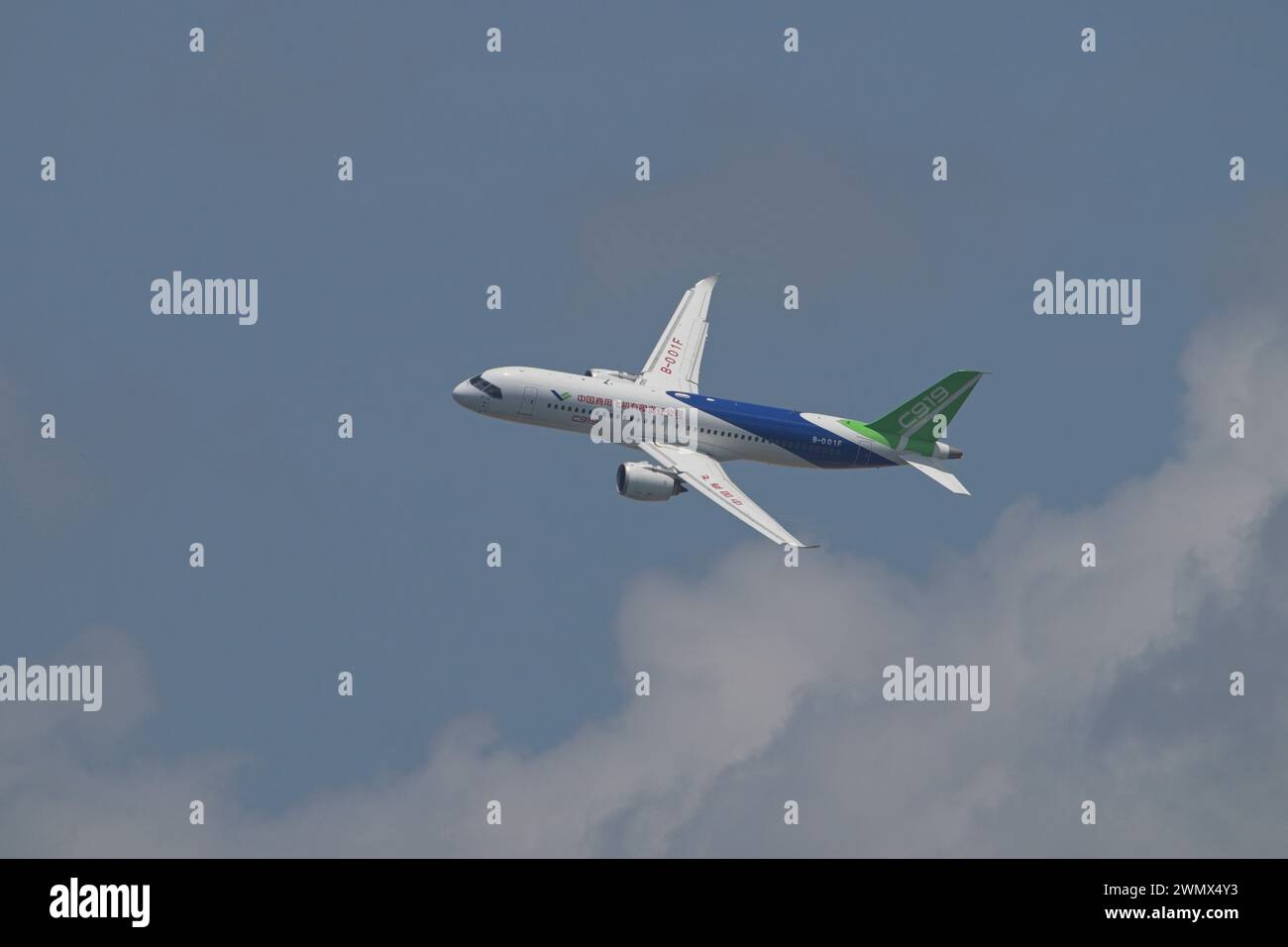 SINGAPOUR - 23 FÉVRIER 2024 : avion commercial chinois à carrosserie étroite, le COMAC C919 B-001F faisant une exposition aérienne au Singapore Airshow 2024. Banque D'Images