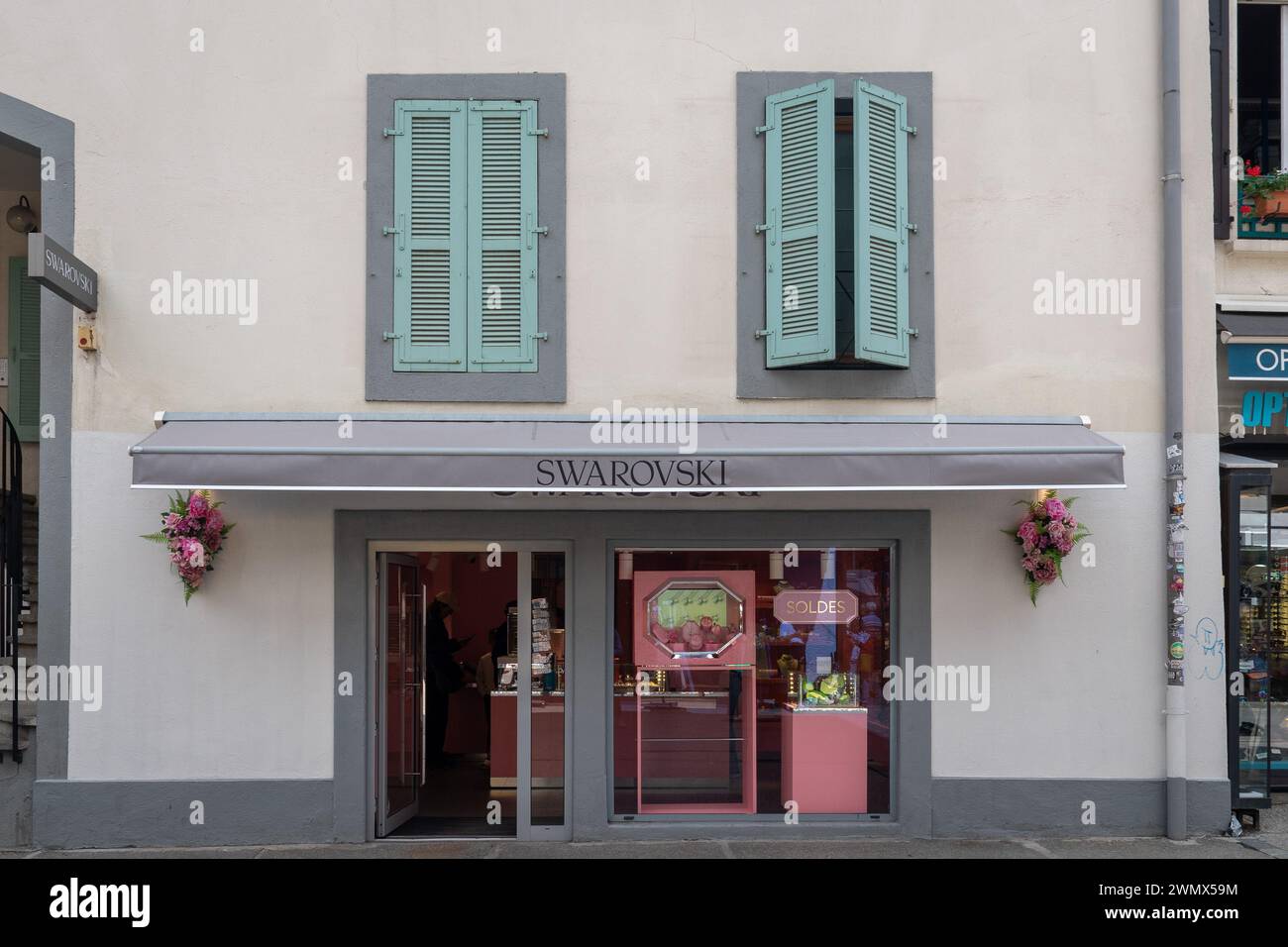 Extérieur de la bijouterie Swarovski dans le centre de la ville alpine, Chamonix, haute Savoie, Auvergne Rhône Alpes, France Banque D'Images