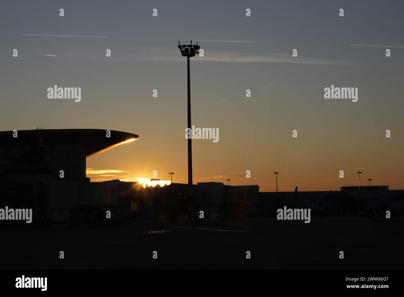 Un instantané vibrant de l'intérieur animé du terminal de l'aéroport de Budapest, vivant avec l'énergie des voyageurs qui se lancent dans des aventures ou reviennent Banque D'Images