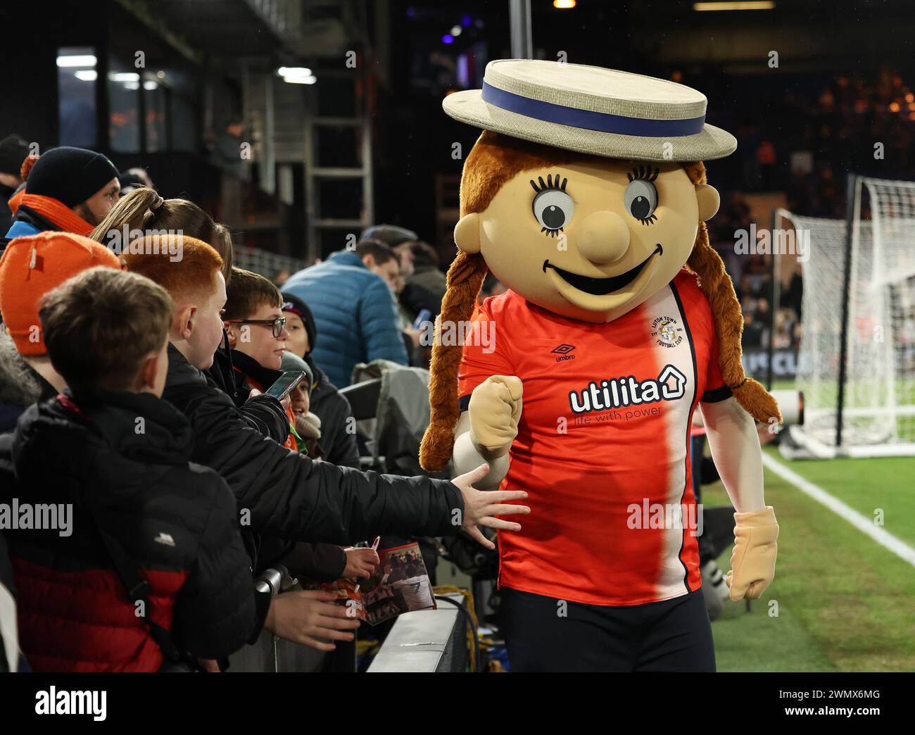 Luton, Royaume-Uni. 27 février 2024. La mascotte de Luton Town lors du match de FA Cup à Kenilworth Road, Luton. Le crédit photo devrait se lire comme suit : David Klein/Sportimage crédit : Sportimage Ltd/Alamy Live News Banque D'Images