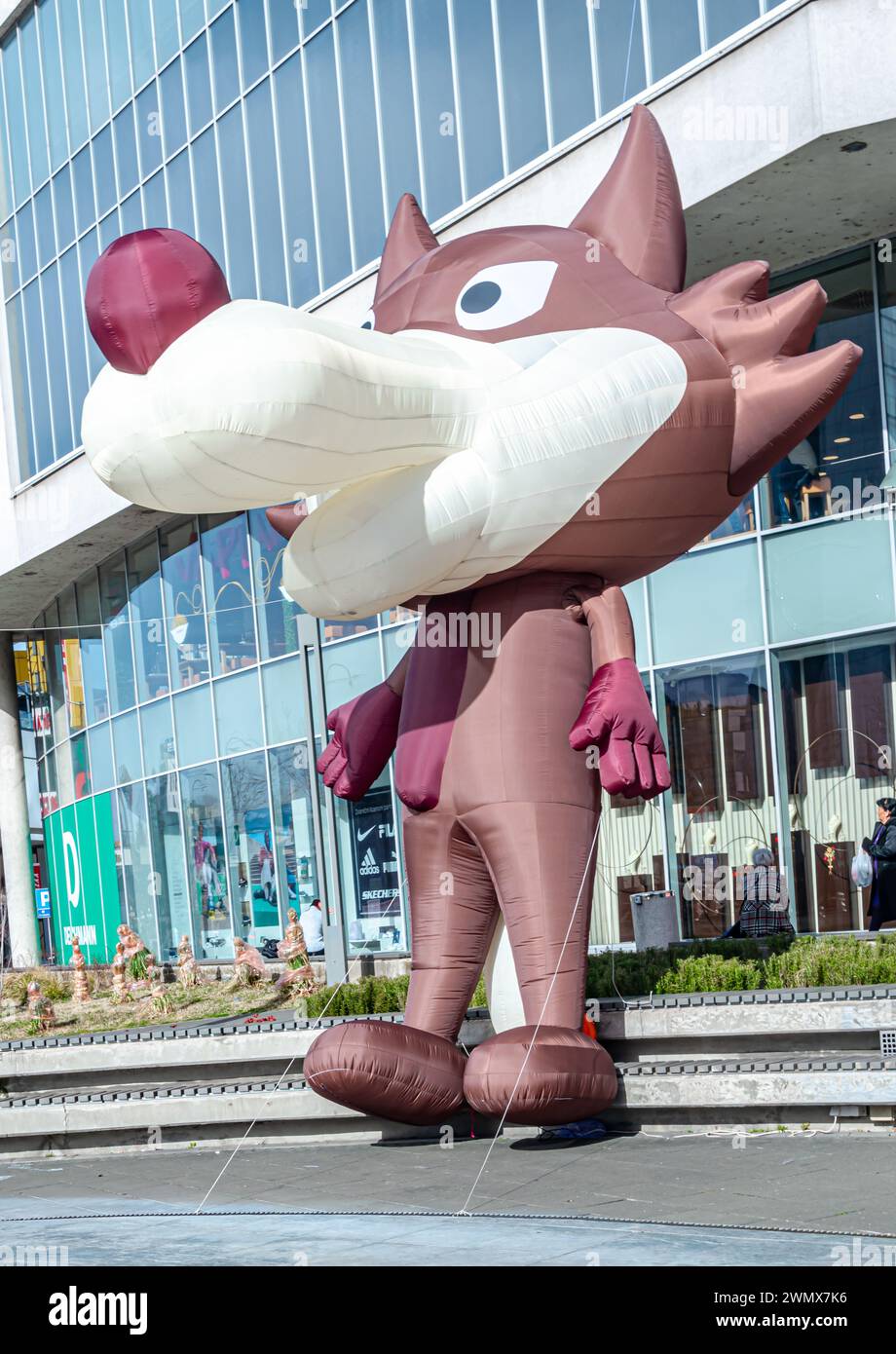 La mascotte du loup bien-aimée de Sarajevo, Vucko, arrive au centre commercial Alta Banque D'Images