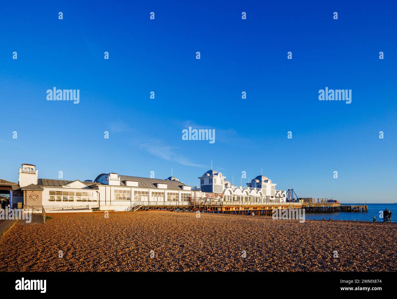 Victorian South Parade Pier, maintenant un centre d'amusement à Southsea, Portsmouth, Hampshire, un lieu de villégiature sur le Solent, côte sud de l'Angleterre Banque D'Images