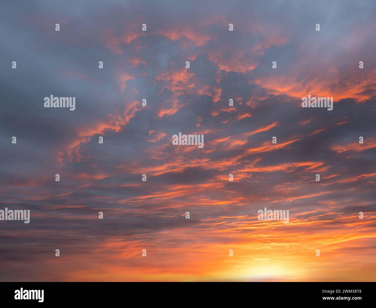 Ciel crépusculaire dramatique avec des nuages. Mystérieuse texture abstraite de motif de ciel au coucher du soleil. Banque D'Images