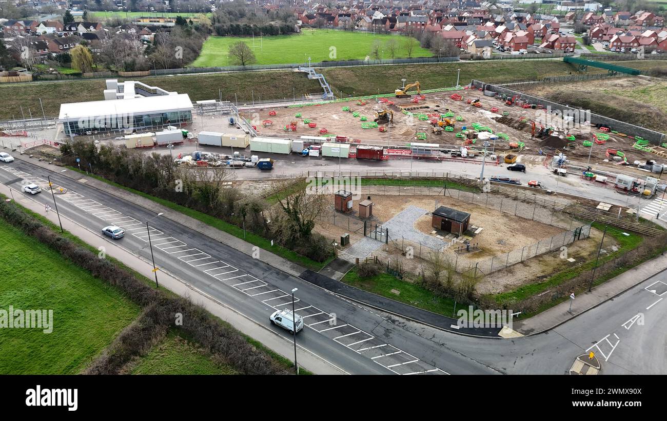 Vue aérienne du chantier de construction occupé avec diverses machines et camions Banque D'Images